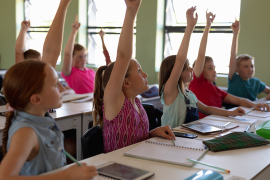 国外小学生们课堂学习