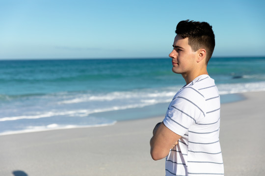 一个高加索男人站在海滩