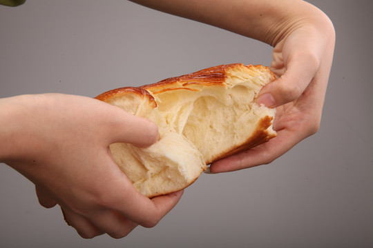 双手撕开的面包
