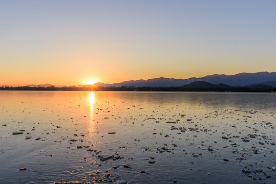 颐和园昆明湖玉泉峰玉峰塔夕阳