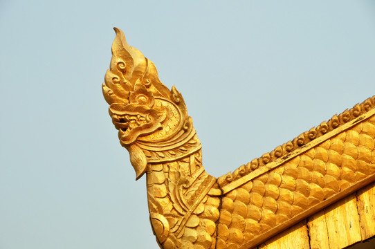 泰国屋顶的龙兽装饰