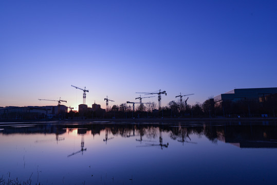 夕阳下的建筑水面倒影