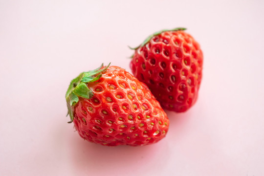 草莓新鲜白色背景