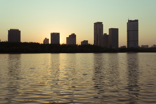 黄昏湖水城市