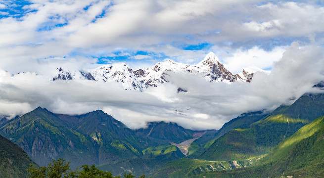 西藏神山南迦巴瓦峰主峰终显真容