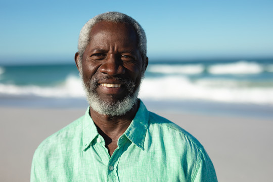 一位非洲裔美国老人站在海滩上
