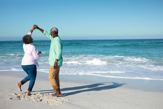 一对非洲裔美国夫妇站在沙滩上