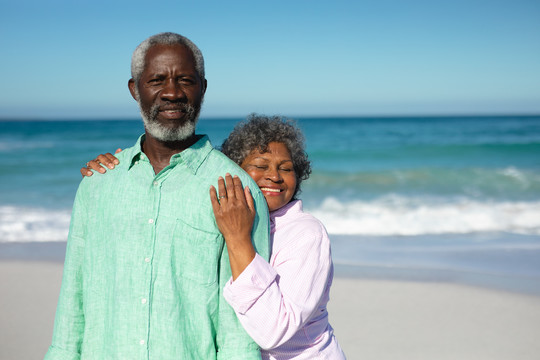 一对非洲裔美国老夫妇站在沙滩上