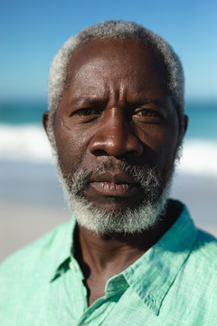 一位非洲裔美国老人站在海滩上