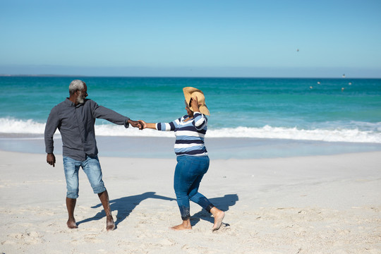一对非洲裔美国夫妇站在海滩上