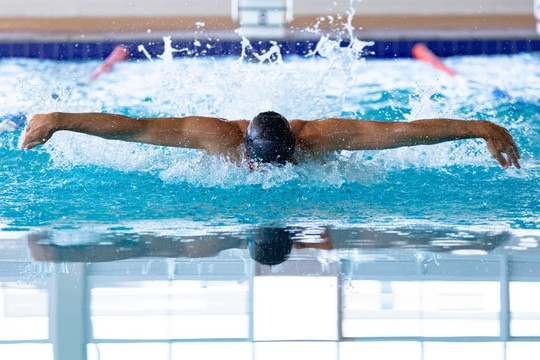 高加索男游泳运动员