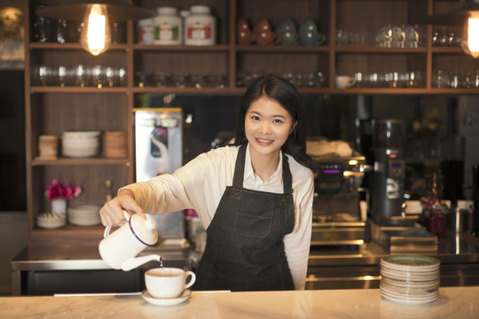 酒保往杯子里倒茶