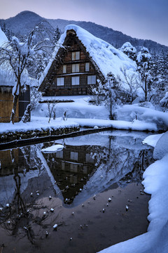 日本冬季的白川村