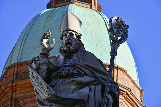 圣彼得罗尼乌斯雕像