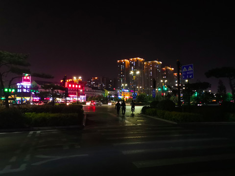 红绿灯路口夜景