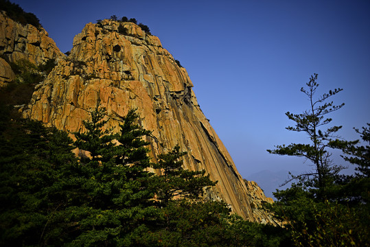 山峰绝壁