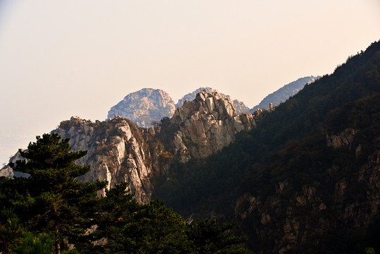 连绵山峰