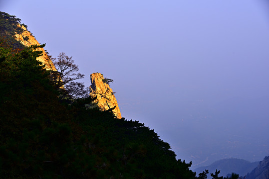 山峰映照夕阳