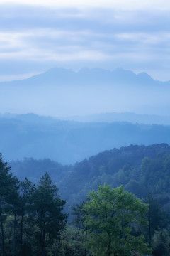 远山晨雾