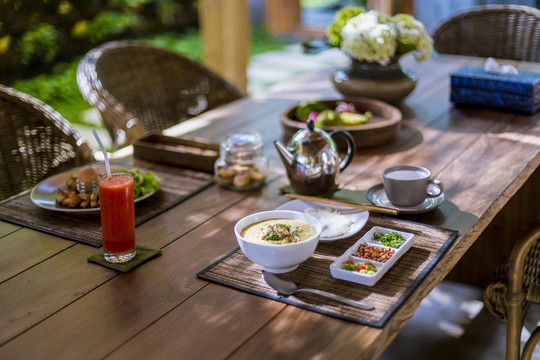 巴厘岛乌布木桌上的食物和饮料