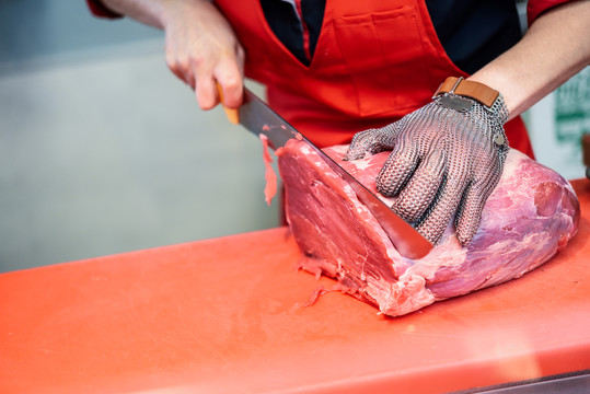 女屠夫在肉店切肉