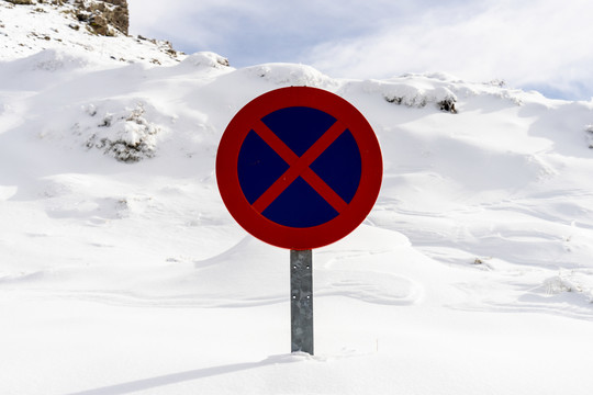 内华达山脉雪地路标禁止停车