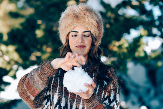 穿着冬装玩雪的女人