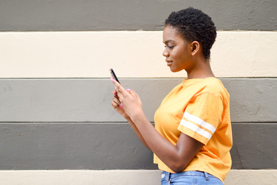 黑人妇女使用智能手机