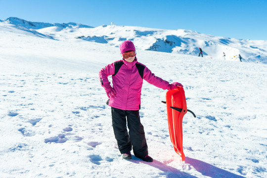 在内华达山脉滑雪的小女孩