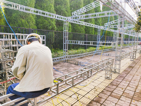 桁架搭建施工工人