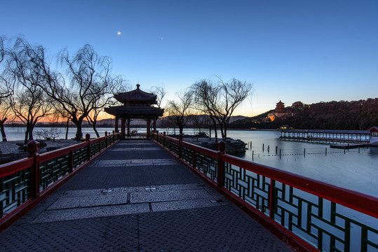 颐和园知春亭昆明湖柳树夜景