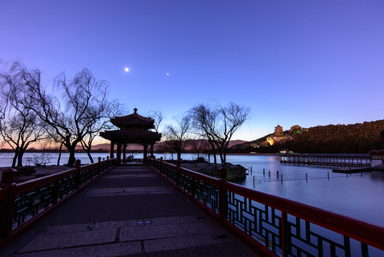 颐和园知春亭昆明湖柳树夜景