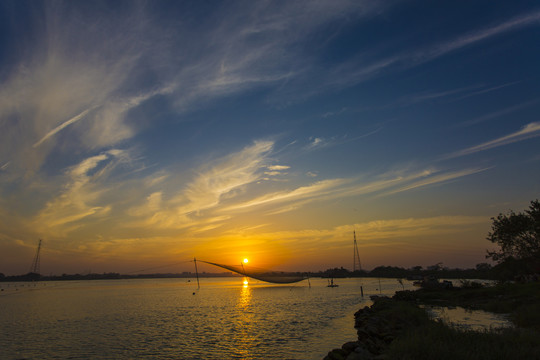 太阳在江上日落下夕阳