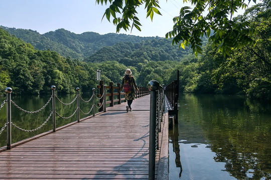 行走在青山绿水间