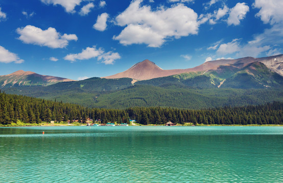 加拿大山湖边宁静的景色