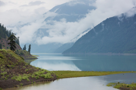 加拿大山湖边宁静的景色