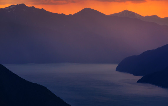 夏季加拿大海岸山脊风景如画