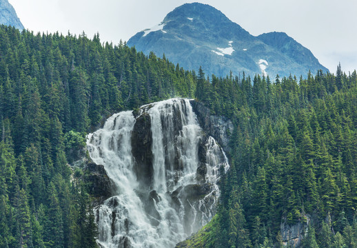 加拿大山区美丽的瀑布