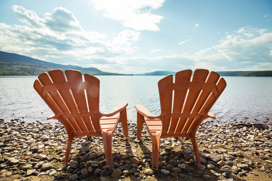湖边两张椅子