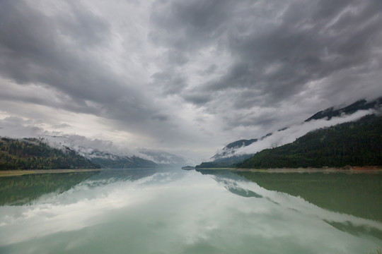 加拿大湖边宁静的景色