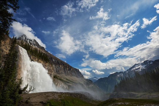 加拿大山区美丽的瀑布