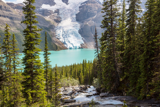 加拿大山湖边宁静的景色