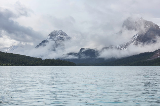 加拿大山湖边宁静的景色