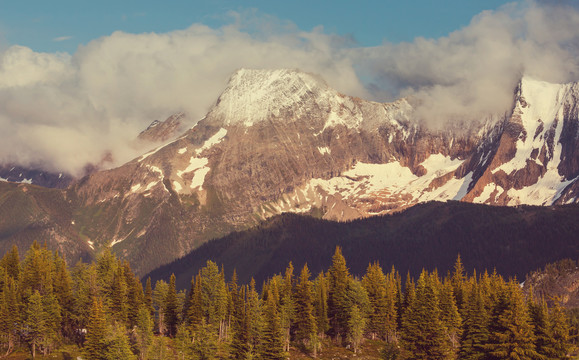 夏季加拿大落基山脉的山景