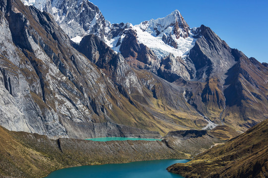 南美秘鲁科迪勒拉华伊华什的山景