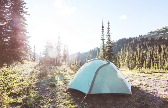 山上的登山帐篷