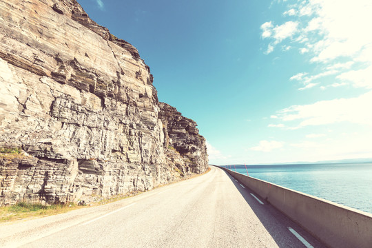 挪威山区的道路