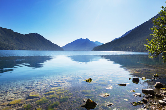 夏季山中的宁静湖