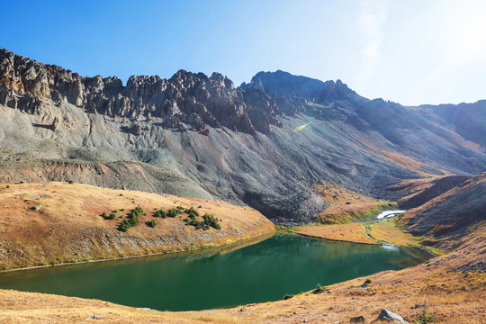 夏季山中的宁静湖