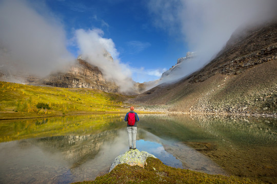 加拿大山区的徒步旅行者